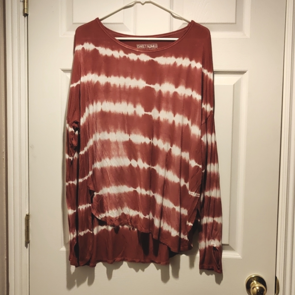 Tye Dye top with side slits and thumb holes!
